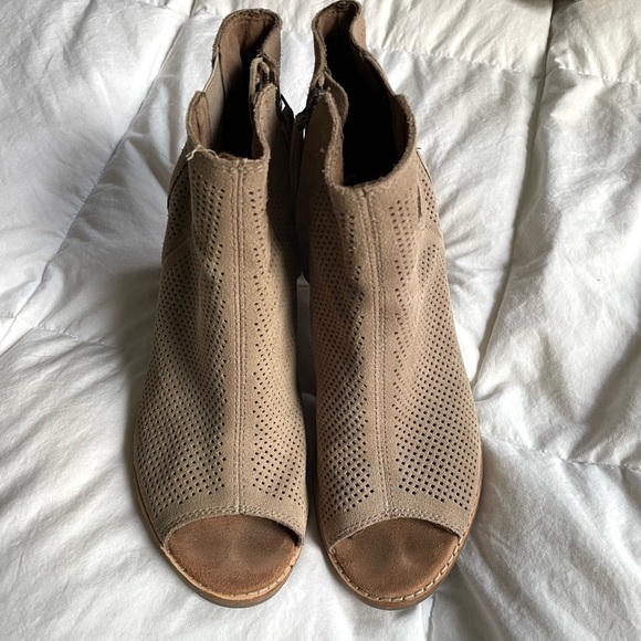 Toms Majorca Taupe Perforated Peep-toe Booties Ankle Boots 8.5 - Picture 2 of 8